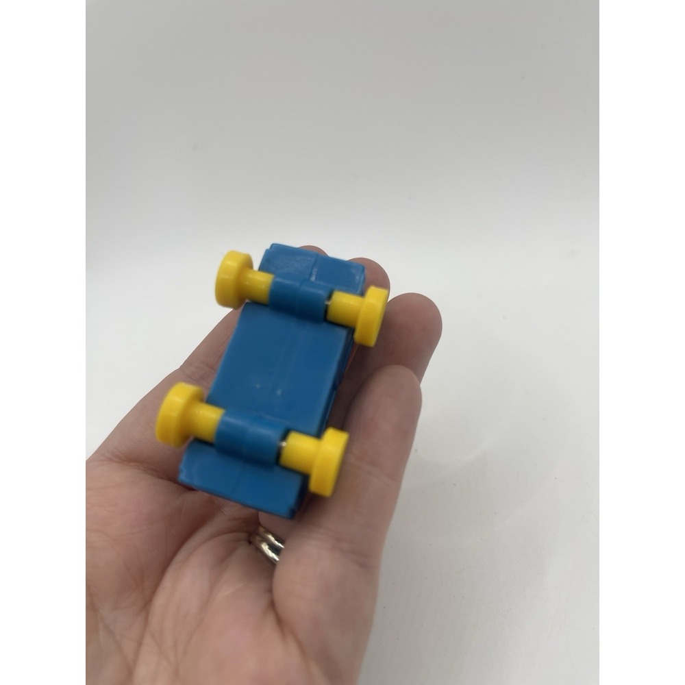 1994 RICHARD SCARRY BUSYTOWN HUCKLE CAT IN BLUE CAR 1.75" X 2" FIGURE - Picture 4 of 5